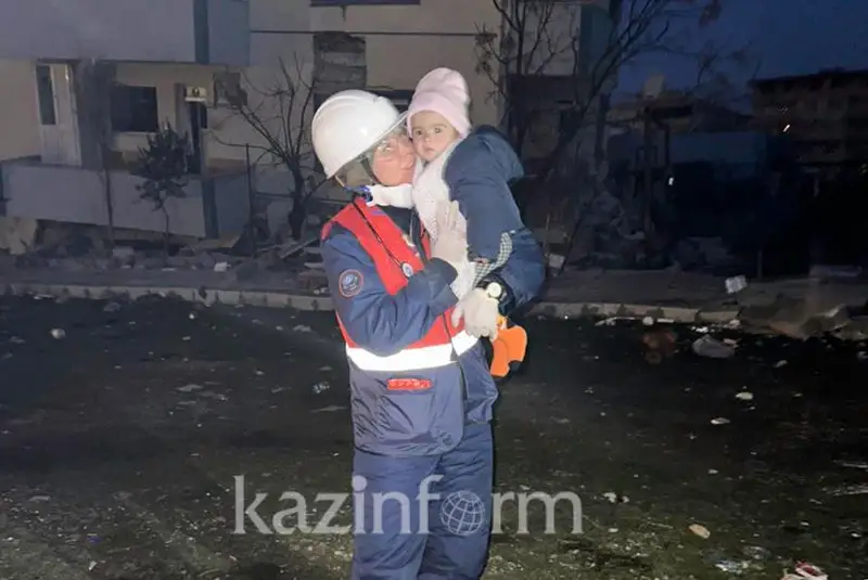 Túrkııadaǵy zilzala: Qazaqstandyq qutqarýshylar úıindi astynan 85 adamnyń máıitin shyǵardy