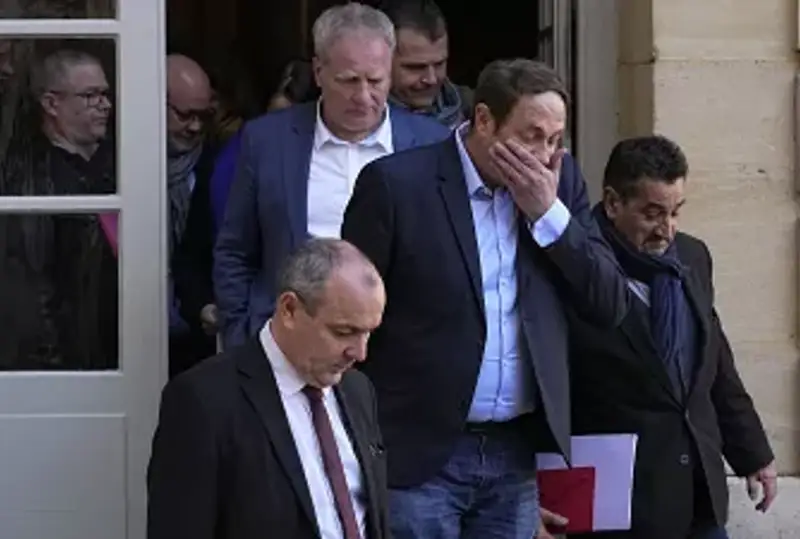 Провалом завершились переговоры премьер-министра Франции с профсоюзами