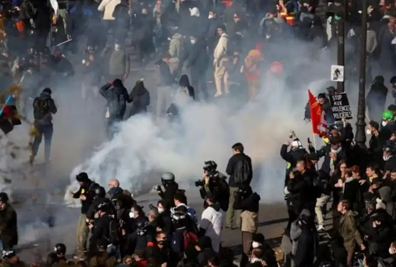 Беспорядки начались во Франции после одобрения Конституционным советом пенсионной реформы