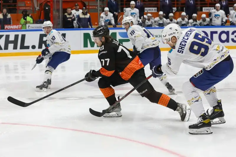 «Барыс» проиграл прямому конкуренту за плей-офф и последней команде КХЛ