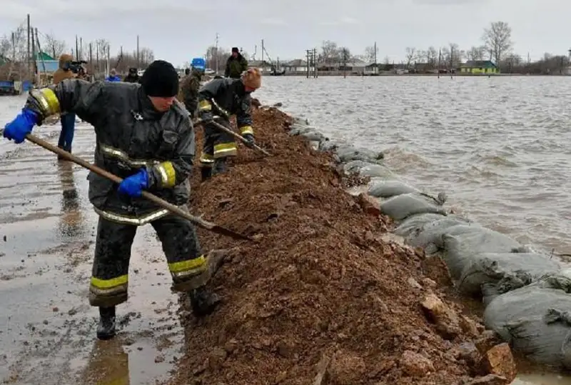 Жамбыл мен Алматы облыстарында 200 құтқарушы түні бойы су тасқынының алдын алды