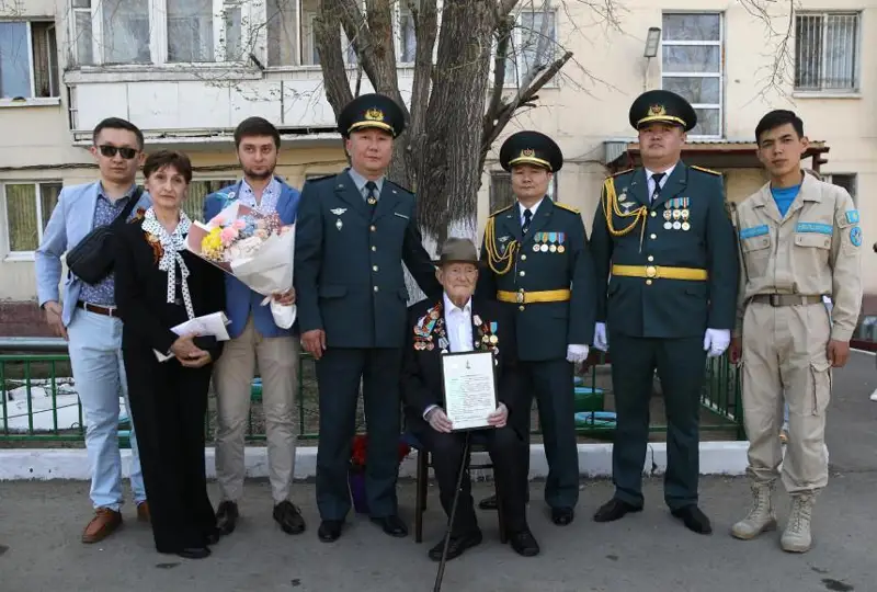 Военный оркестр сыграл для столичного ветерана ВОВ Михаила Кулика