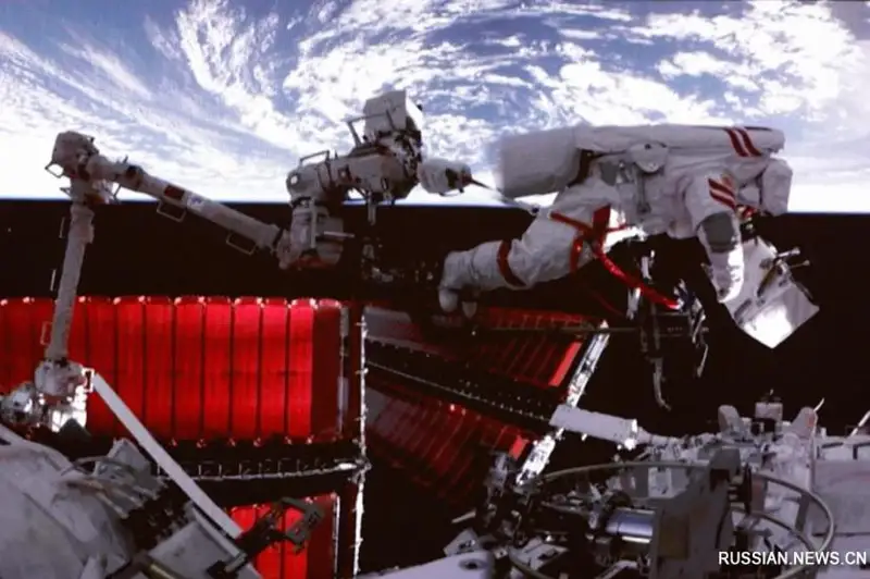 Китайские космонавты совершили первый выход в открытый космос