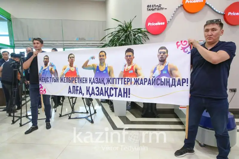 الەم چەمپيونى بولعان قازاقستان بوكسشىلارى 450 مىڭ دوللار سىياقى الادى