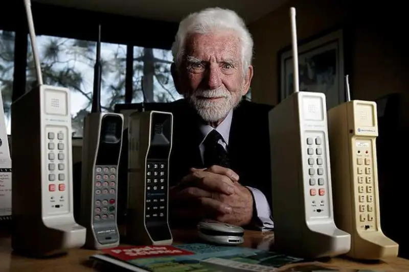50 jyl buryn uıaly telefon alǵash ret paıdalanyldy