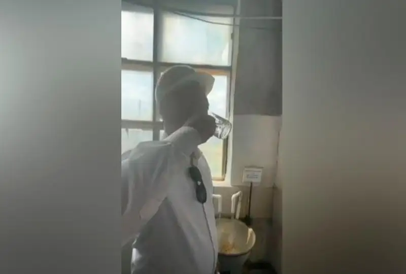 قاراعاندى اكىمى تىكەلەي ەفيردە كراننان اققان سۋدى ءىشىپ، ساپاسىن سىناپ كوردى