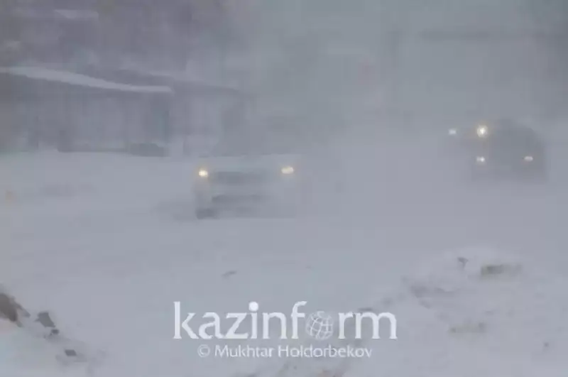 ءۇش جاسار بالاسىمەن جولدا قالعان وتباسى قۇتقارىلدى