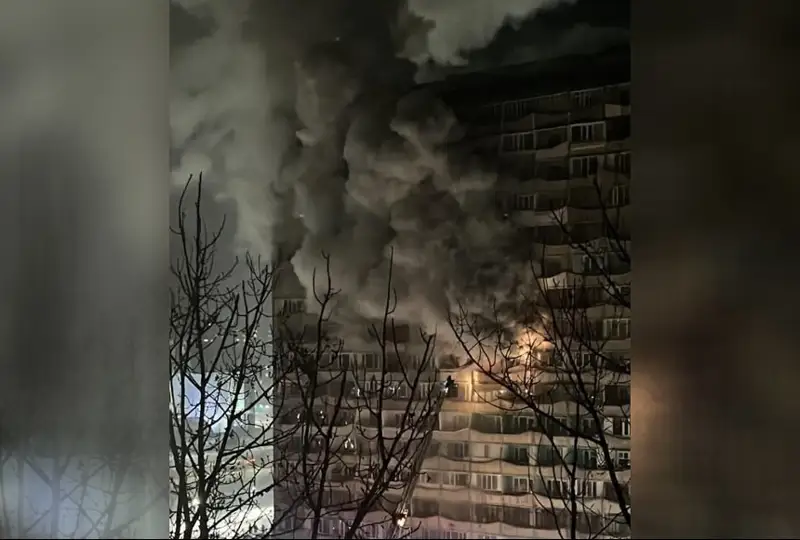Qaraǵandyda 16 qabatty úıde jarylys bolyp, turǵyndar evakýatsııalanyp jatyr