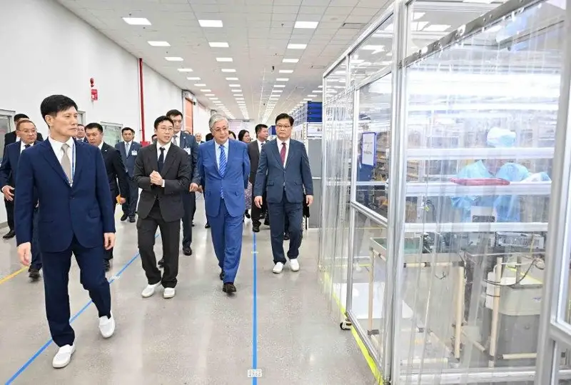 Қасым-Жомарт Тоқаев Hyosung Financial System Vina компаниясының өндіріс алаңын аралап көрді