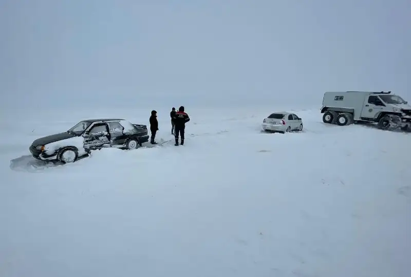Десятки машин вызволили из снежного плена в Костанайской области