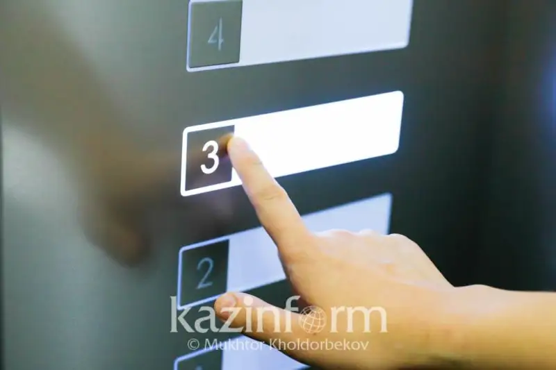 Женщина и двое детей едва не задохнулись в заглохшем лифте в Шымкенте