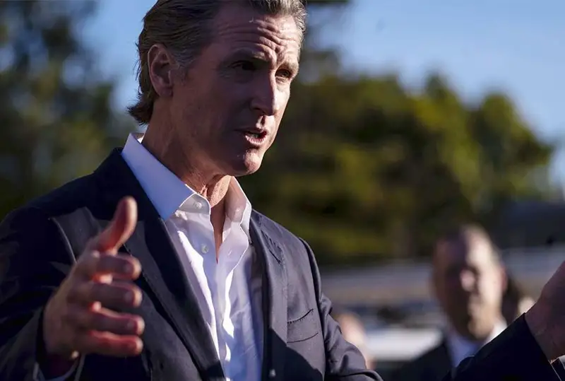 Губернатор Калифорнии призывает ужесточить контроль над оборотом оружия после убийств в штате