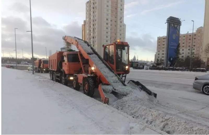 首都市政部门一夜间清理积雪3.6万立方米
