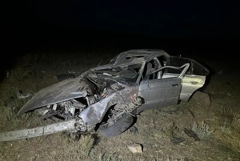 Dóńgelegi jarylǵan kólik aýdarylyp, 20 jastaǵy boıjetken kóz jumdy