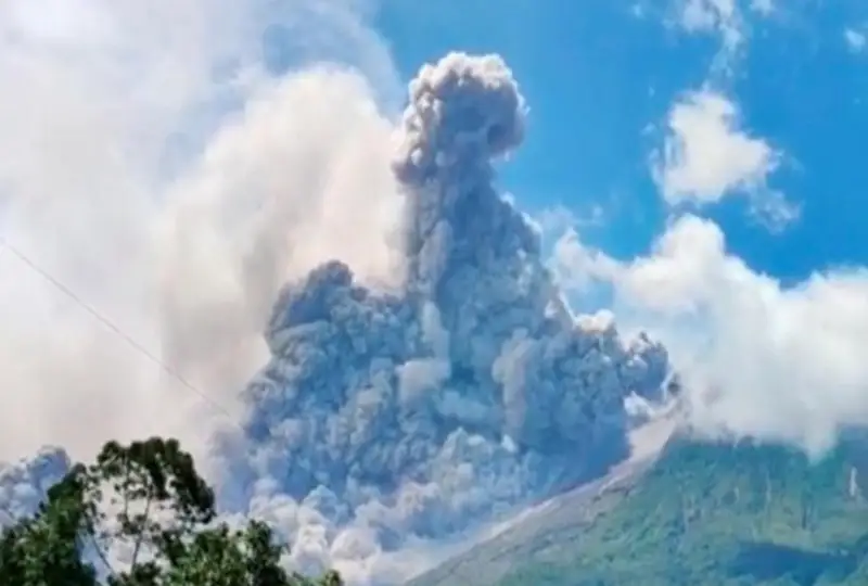 Более тысячи человек эвакуировали из-за извержения вулкана в Гватемале