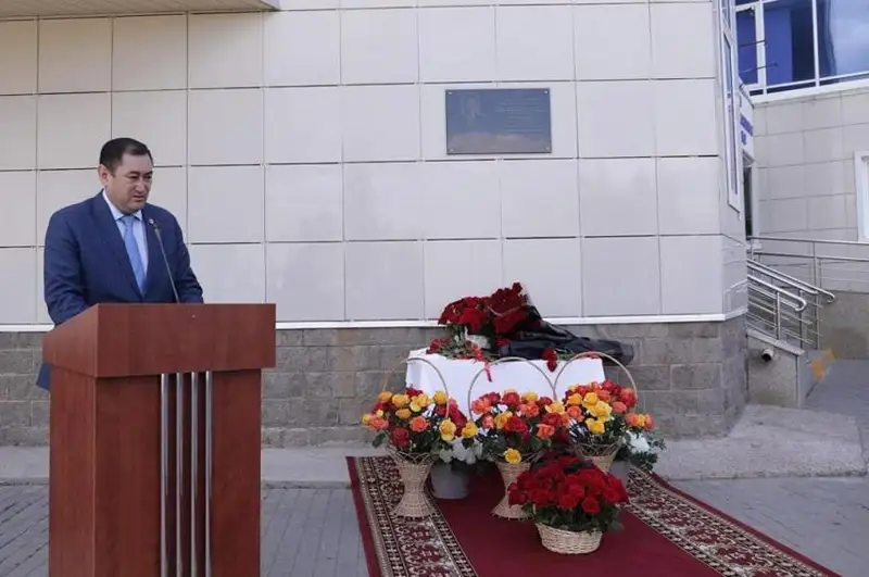 Astanada dáriger Ivan Lıge memorıaldyq taqta ornatyldy