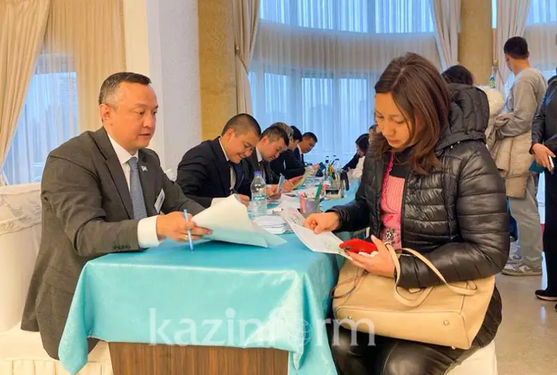 Казахстанцы голосуют на парламентских выборах в Турции