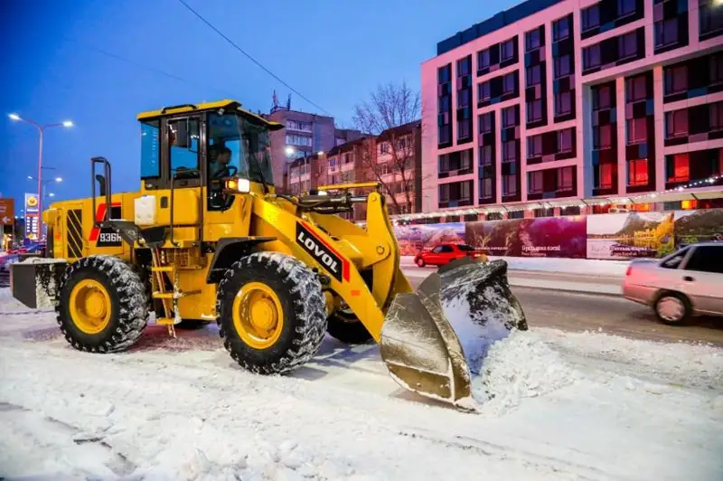 Как ликвидируют последствия снегопада в Астане