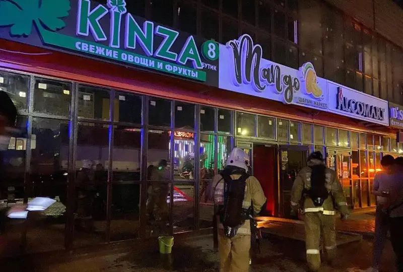 Oral qalasynda «Báıterek» jabyq bazary órtenip jatyr