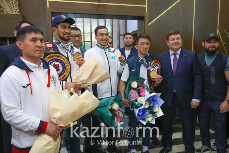 Победителей чемпионата мира по боксу встретили в аэропорту Астаны