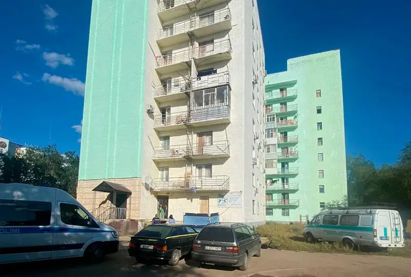 Девушка выпала из окна многоэтажного дома в Актобе