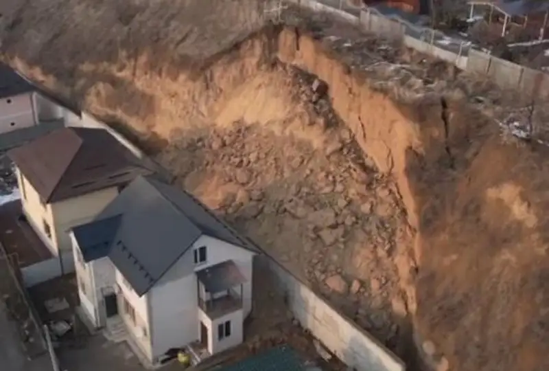 Оползень сошел в коттеджном городке в Алматинской области