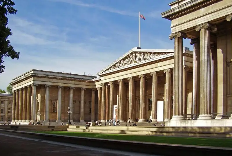 Сотрудника Британского музея уволили после пропажи золотых украшений