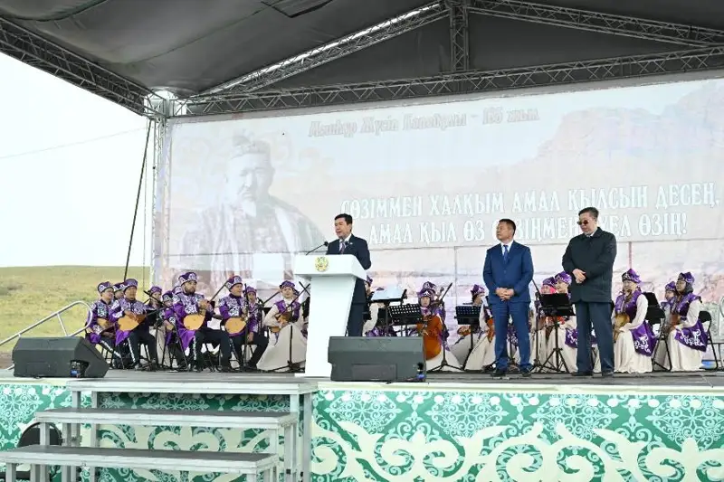 E.Qoshanov Prezıdenttiń atynan  Máshhúr Júsip Kópeevtiń mereıtoıymen quttyqtady