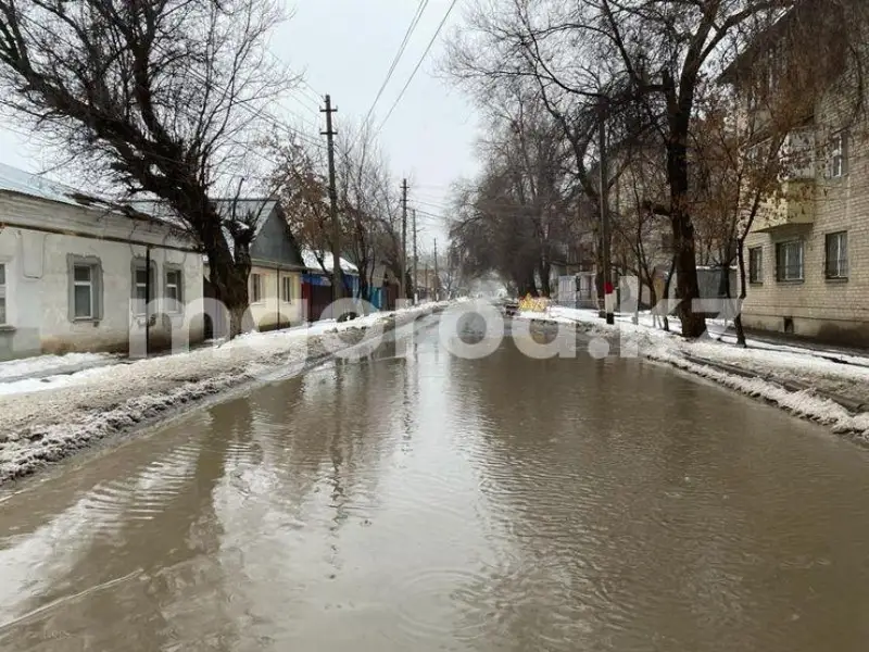 В талой воде утопают улицы Уральска