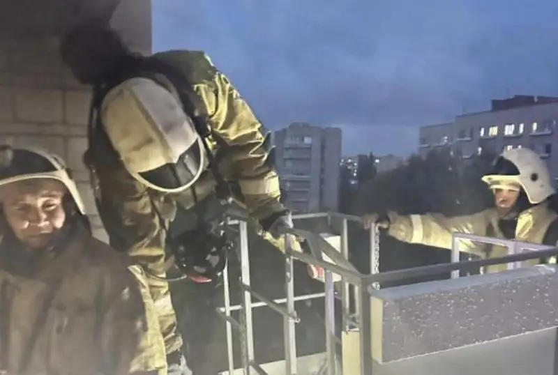 Заряжающийся телефон стал причиной пожара в многоэтажке Усть-Каменогорска