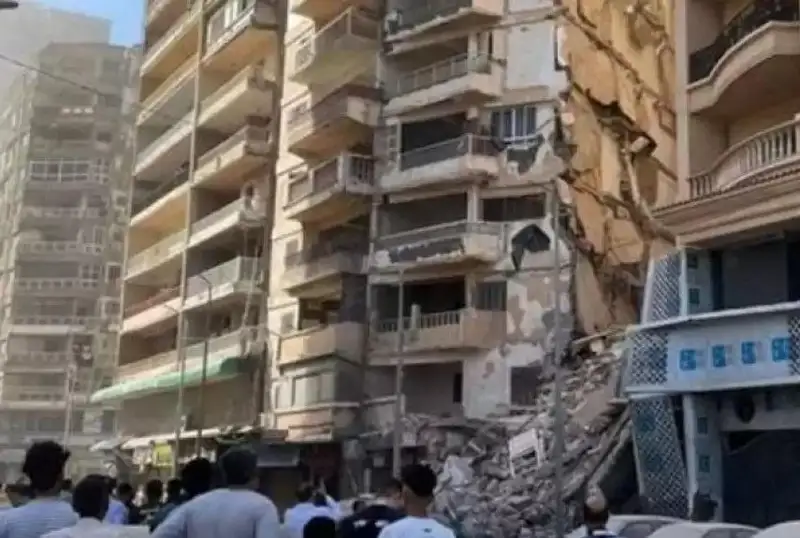 Мисрда сайёҳлар жойлашган турар-жой биноси қулаб тушди