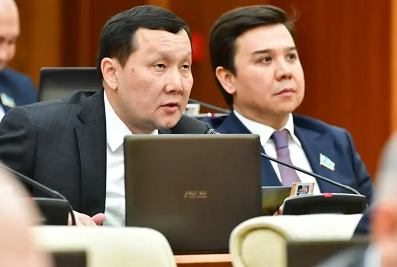 ءماجىلىس دەپۋتاتى بانكتەردىڭ ارەكەتىنەن حالىق بەلشەسىنەن قارىزعا باتىپ جاتقانىن ايتتى