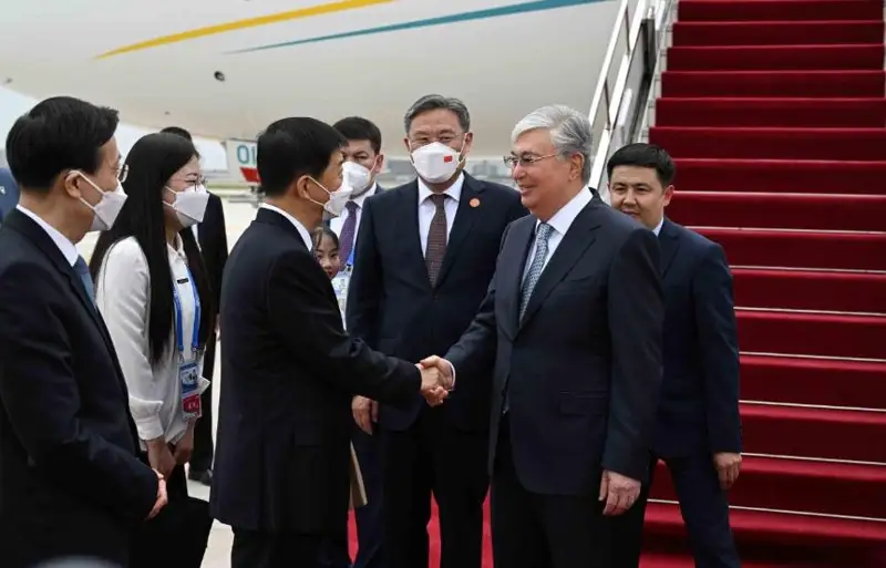 托卡耶夫总统抵达西安 开始对中国进行国事访问