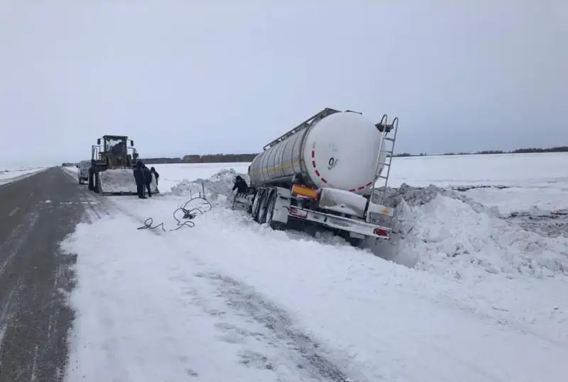 На 12 часов застрял в снегу молоковоз в СКО