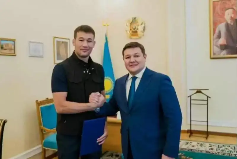 شاۆكات راحمونوۆ مەملەكەتتەن قارجىلاندىرۋ الدى - مينيستر سپورتشىمەن كەزدەستى