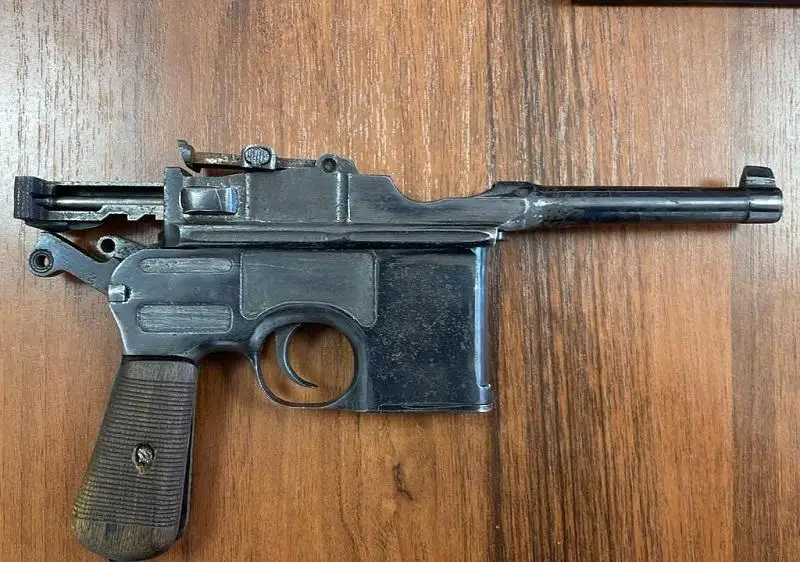 Маузер 1896 года выпуска сдали в полицию в Атырау