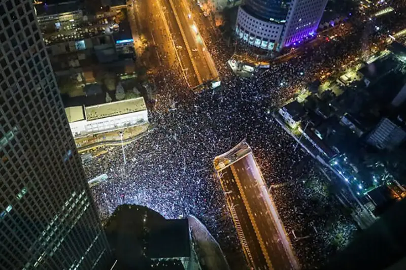 Более 100 тысяч человек вышли на акцию протеста в Тель-Авиве
