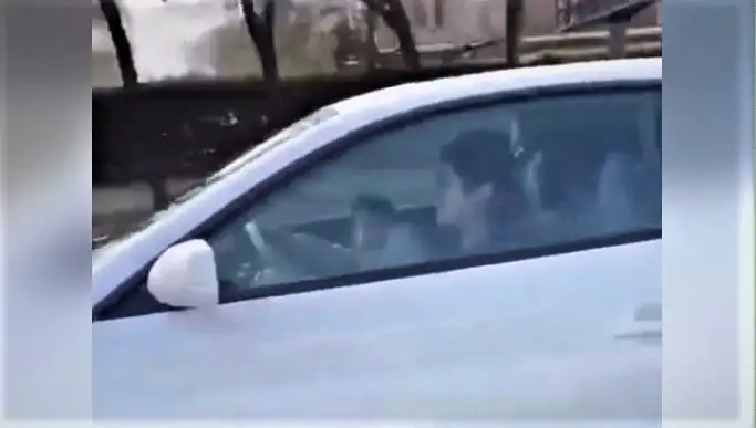 Almatyda balasyn aldyna otyrǵyzyp kólik júrgizgen áıel aıyppul tóleıdi