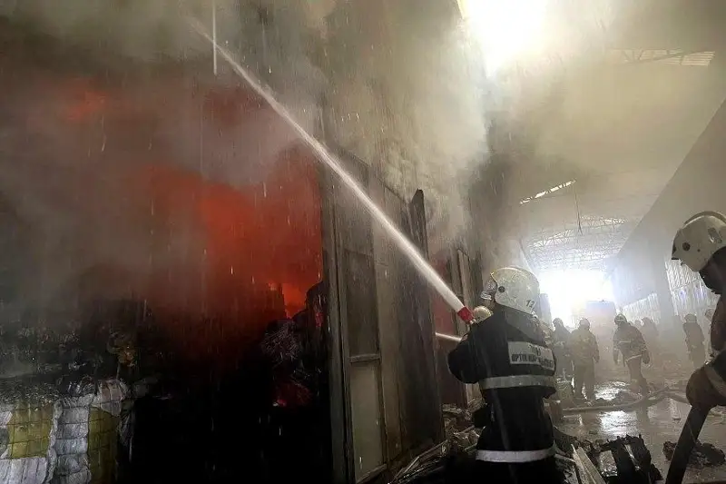 Пожар локализовали на складах в районе барахолки в Алматы