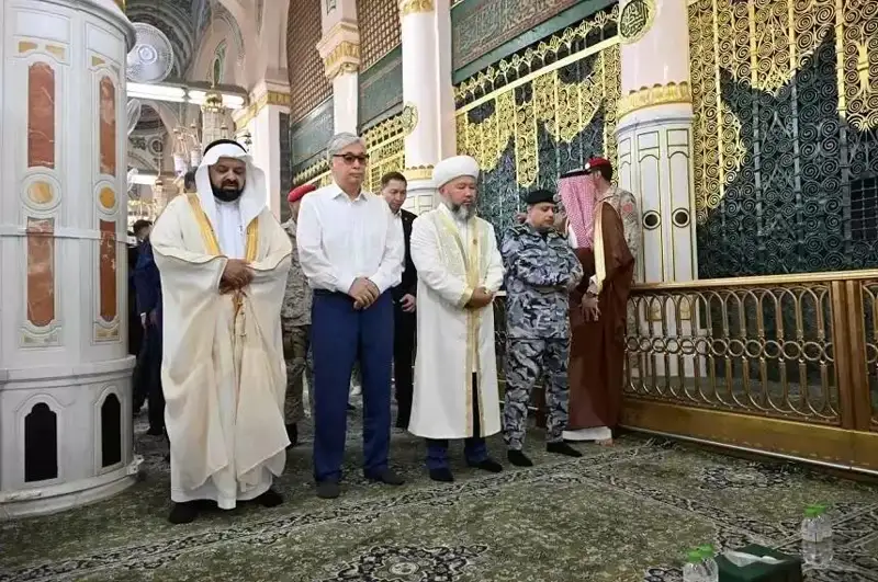 Давлат раҳбари Муҳаммад пайғамбар масжидини зиёрат қилди
