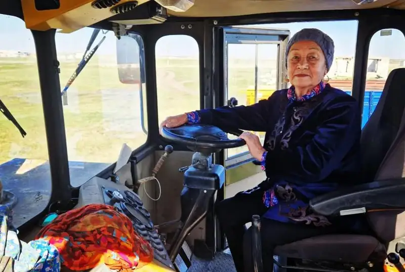 Жительница СКО 26 лет проработала водителем трактора