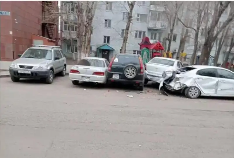 استانادا كاماز جۇرگىزۋشىسى 6 كولىكتى سوعىپ، قاشىپ كەتكەن