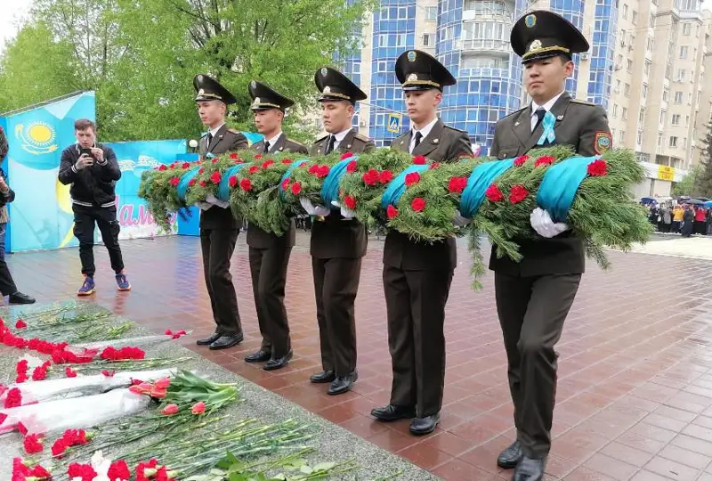 Акмолинцы отметили День Победы возложением цветов и праздничным концертом
