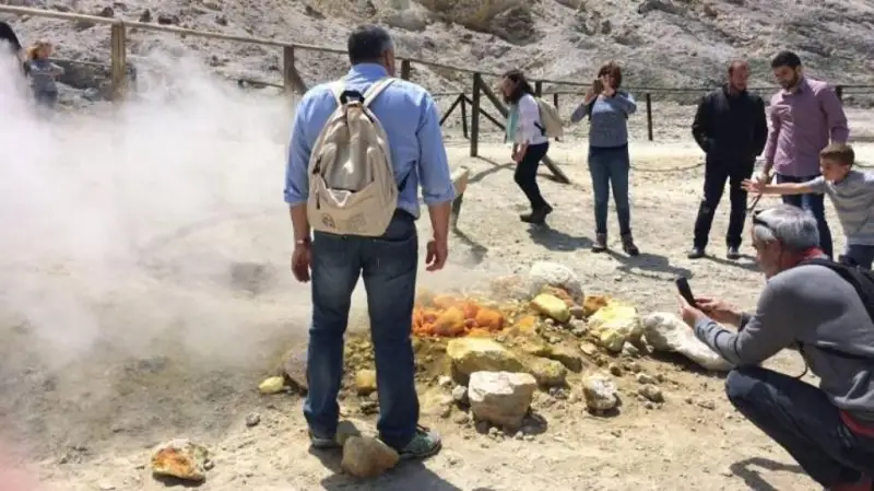 Неаполь яқинида 500 йилдан бери сукут сақлаётган йирик вулқон жонланди