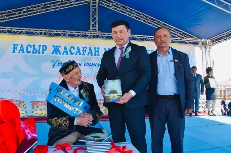 100-ge tolǵan qyzylordalyq ardagerdiń qurmetine báıge men aqyndar aıtysy ótkizildi