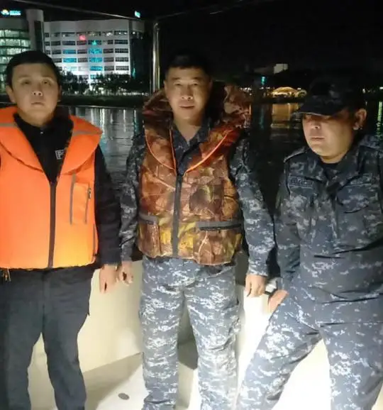 اتىراۋدا 17 جاستاعى جاسوسپىرىم كوپىردەن سەكىرىپ كەتتى