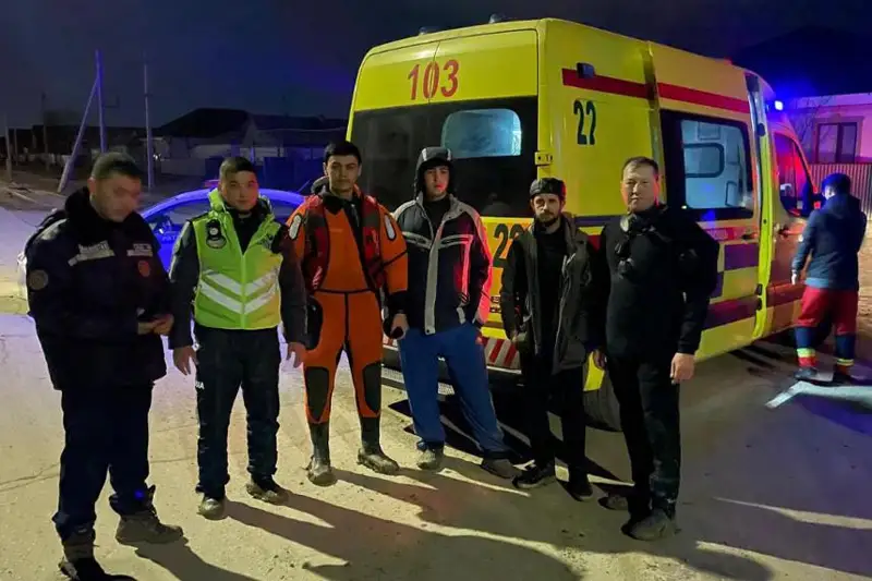 Атырауда Жайық өзенінің мұзы ойылып, суға батқан ер адам құтқарылды