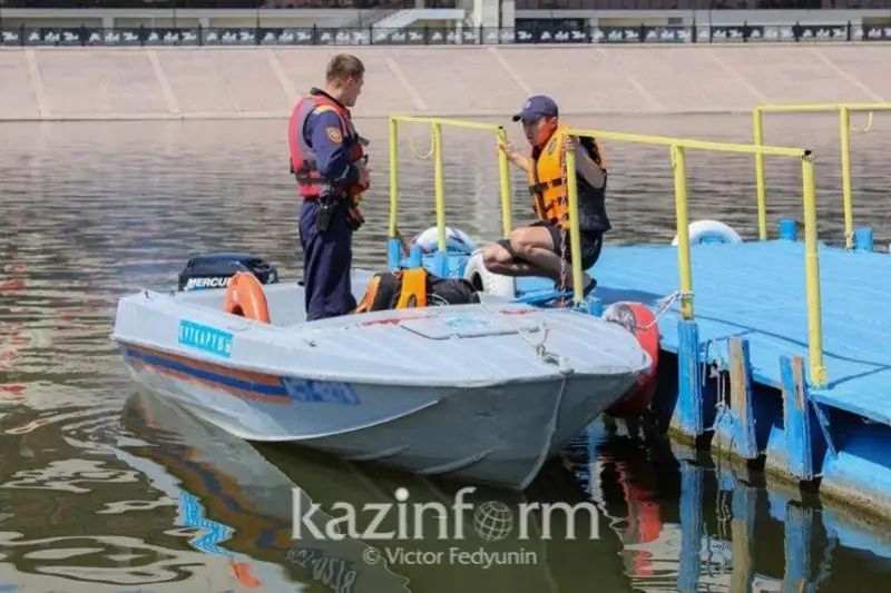 Qostanaı oblysynda demalysta úsh adam sýǵa batyp ketti