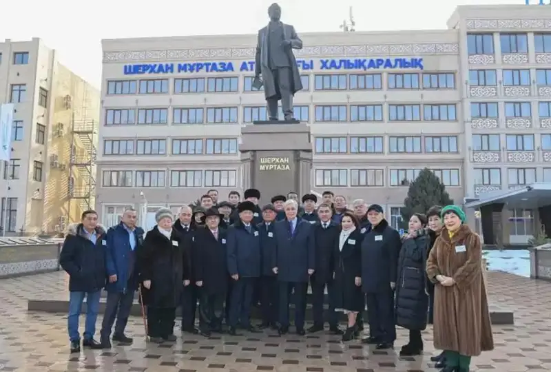 Президент ёзувчи Шерхан Муртаза ҳайкали пойига гул қўйди