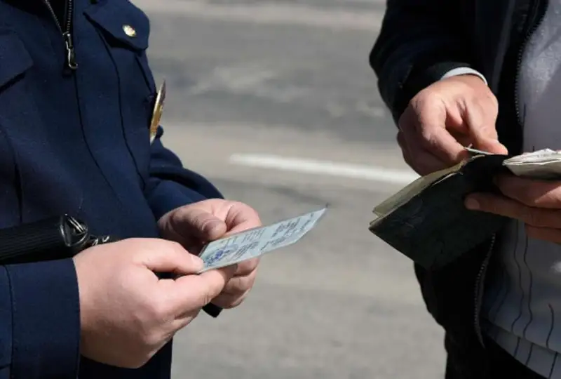 Столичного водителя оштрафовали за попытку дачи взятки инспектору полиции